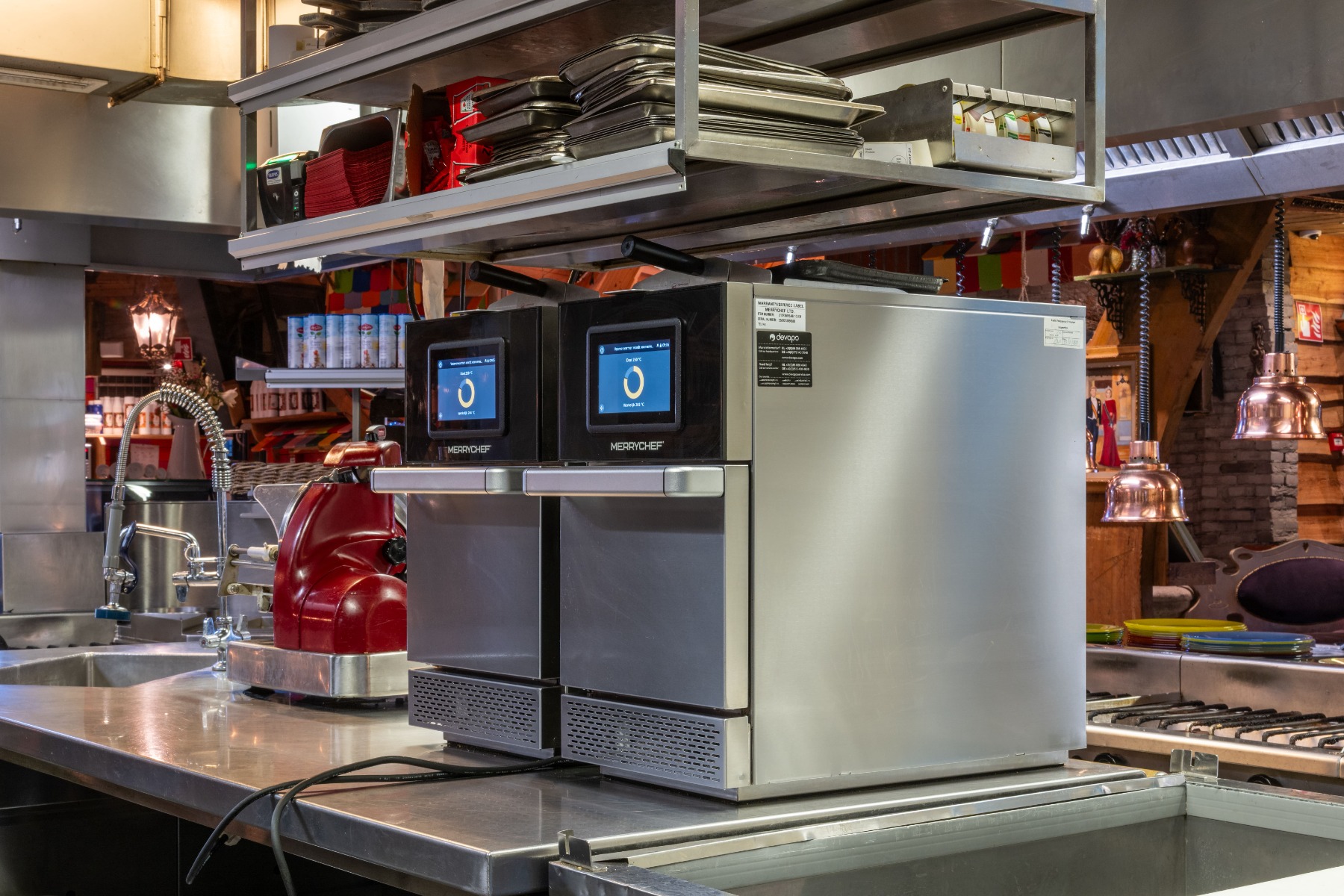 Twee zilverkleurige high speed ovens van Merrychef