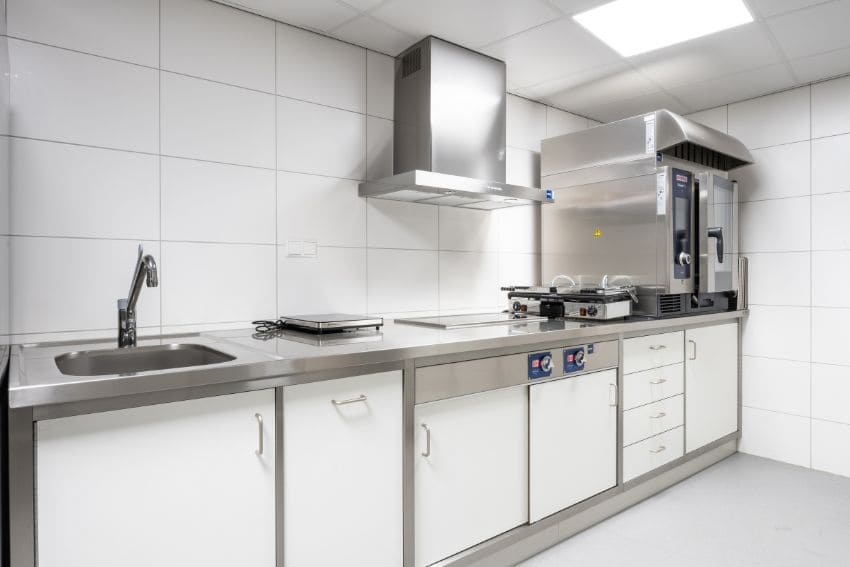 Compacte horecakeuken van rvs en volkern materialen