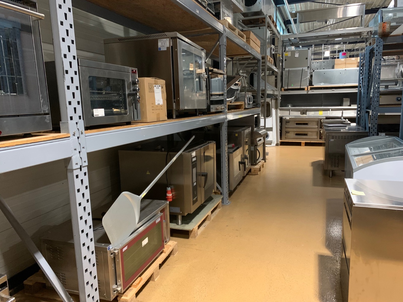 Magazijnstelling met gebruikte professionele keukenapparatuur en occasions