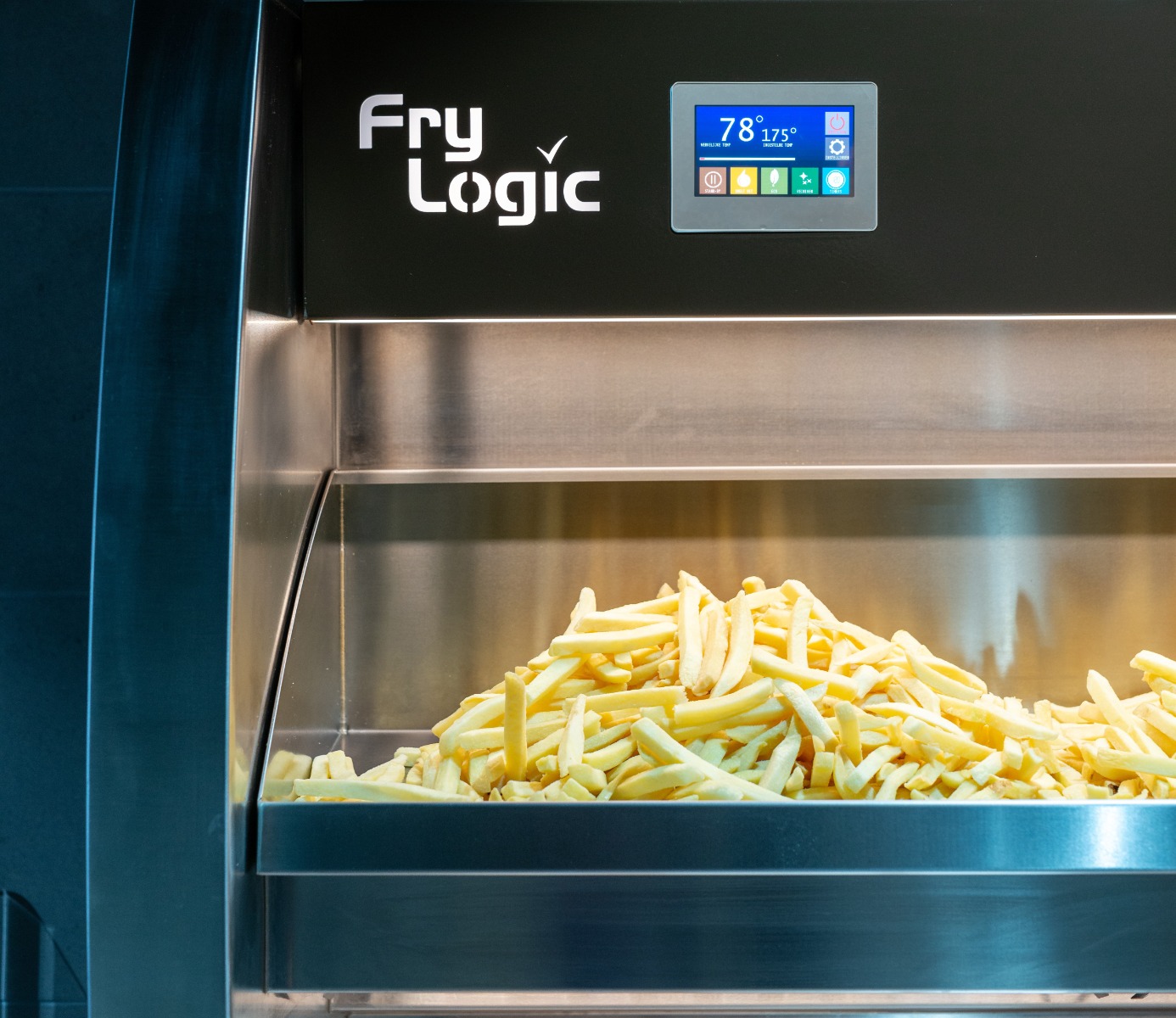 Warmhoudbak met friet onder Fry Logic warmhoudinstallatie.