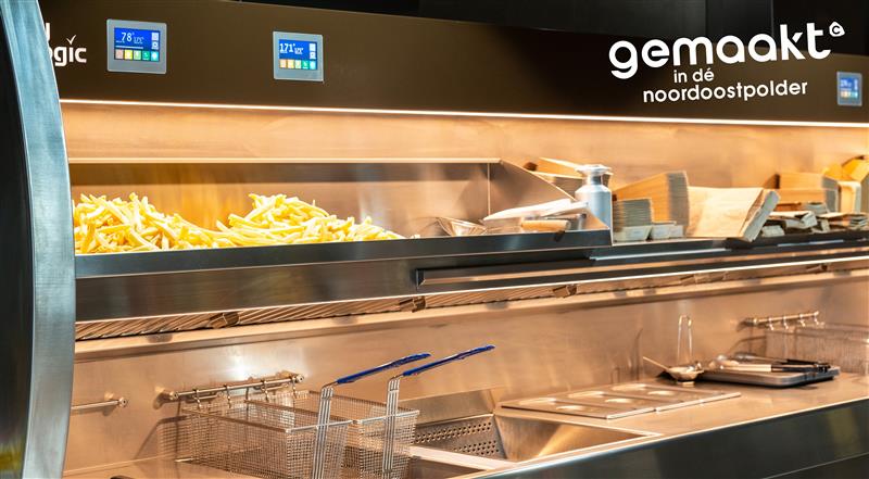 Frituurinstallatie met warmhoudgedeelte en verse friet in professionele keuken.