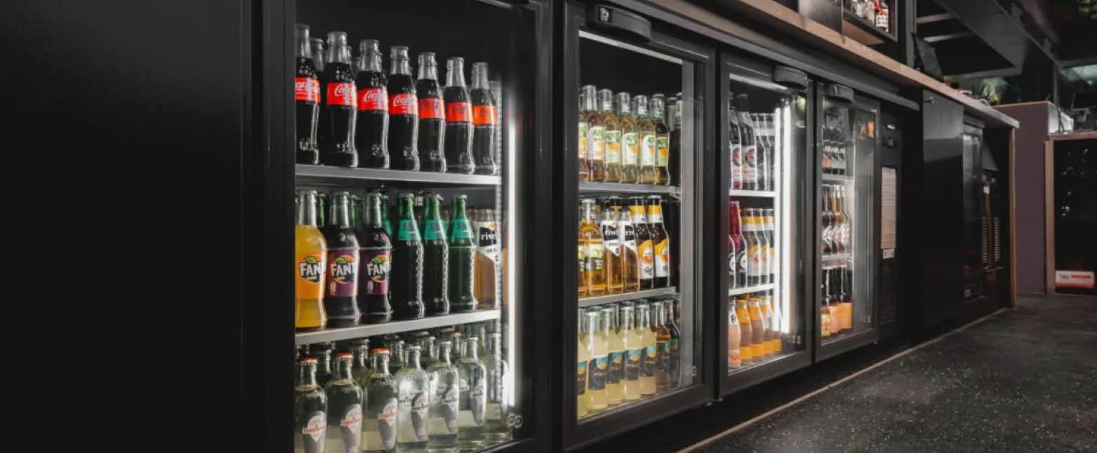 Professionele Gamko barkoelingen onder een bar met glazen deuren en gekoelde dranken