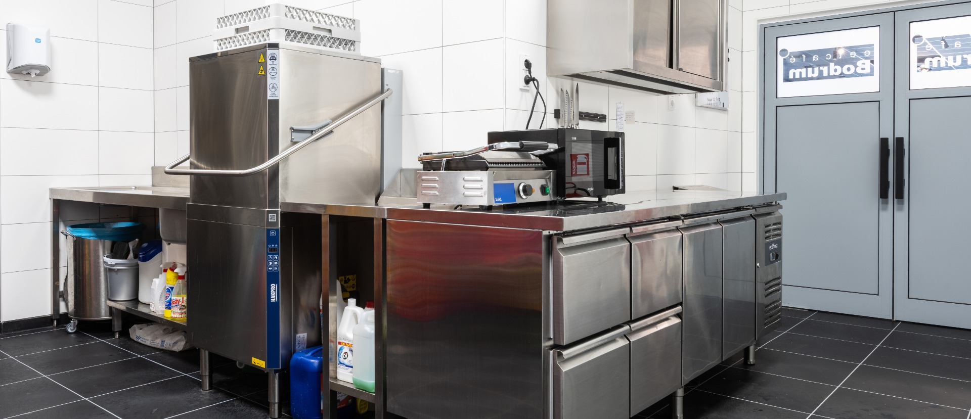 HAKPRO doorschuifvaatwasser in een professionele keuken