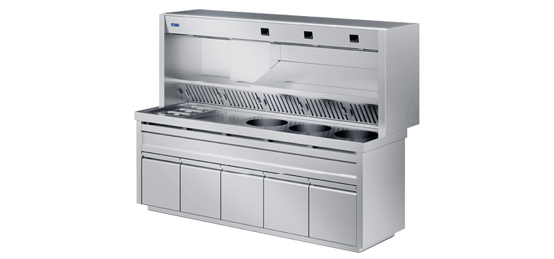 Professionele bakwand met afzuiging en ingebouwde bakmodules voor een horecakeuken.