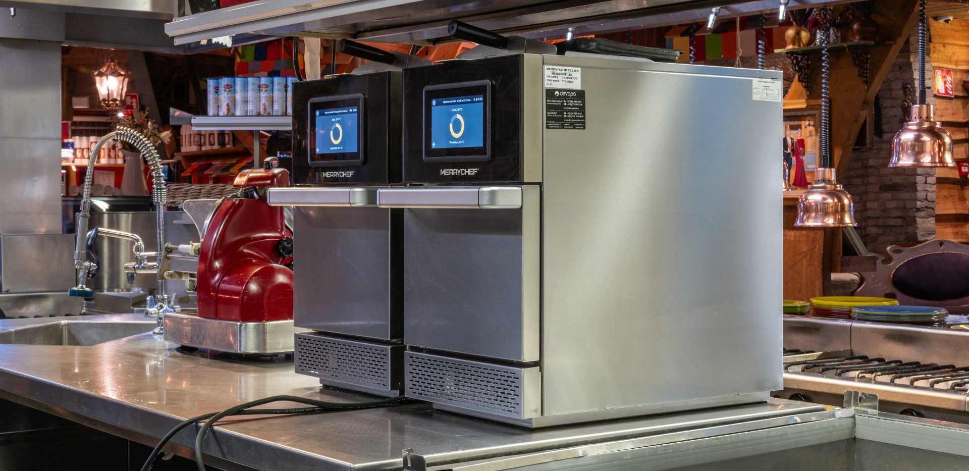 Twee Merrychef high-speed ovens op een werkblad in een professionele horecakeuken.