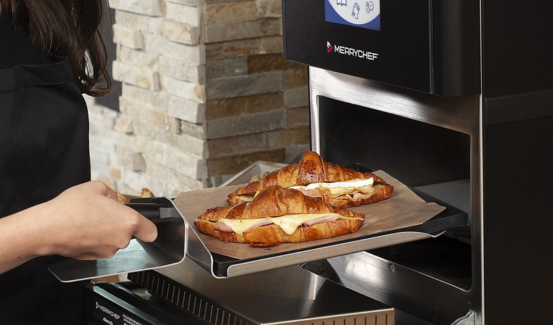 Verse croissants met ham en gesmolten kaas worden uit een Merrychef high speed oven.