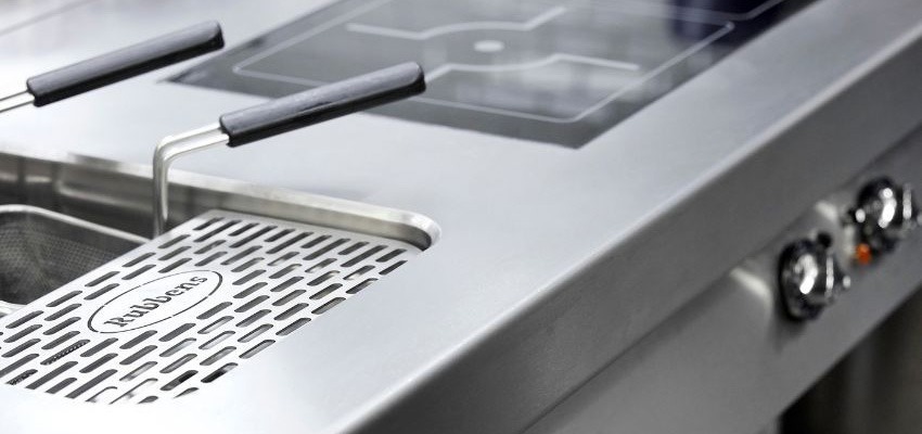 Rubbens fornuis met geïntegreerde frituurinstallatie in een professionele grootkeuken