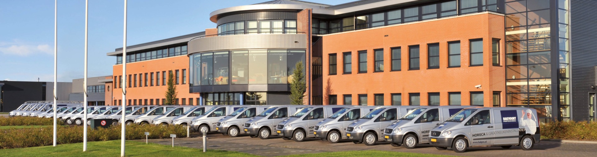 Promotiebeeld van Hakvoort Professional voor Horecava 2026, met collega’s in gesprek op de beurs en een overzicht van de grootkeukenstand, inclusief datum en standnummers 02.300 en 02.400.