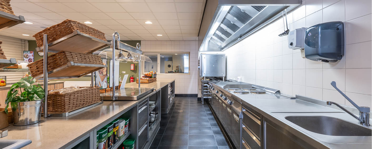 Een net opgeleverde professionele keuken