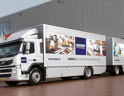 Hakvoort vrachtwagen bij magazijn Hakvoort vrachtwagen bij magazijn