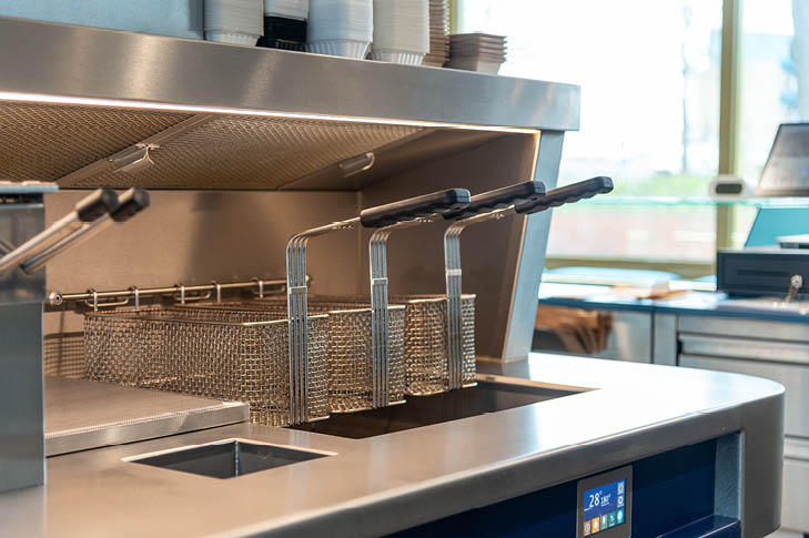 Frituurmandjes_in_cafetaria