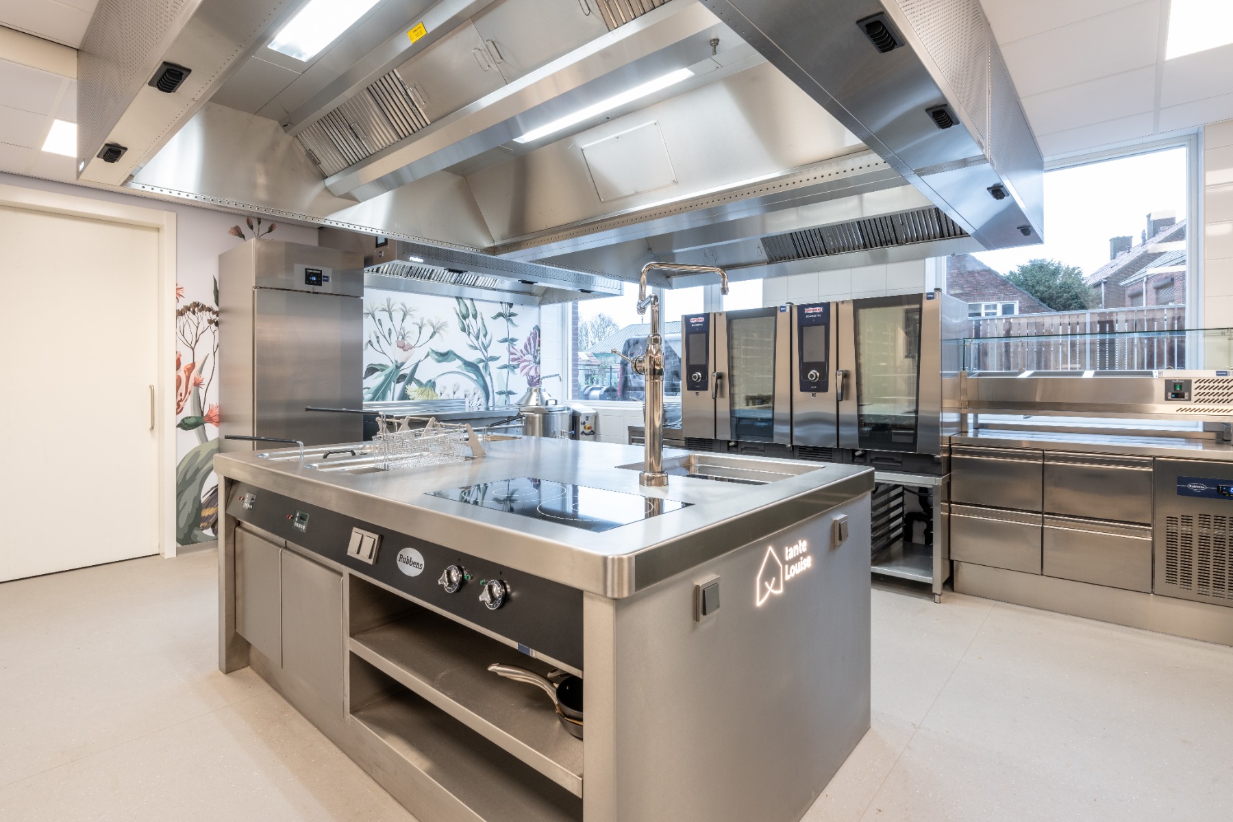 kookeiland in een professionele keuken