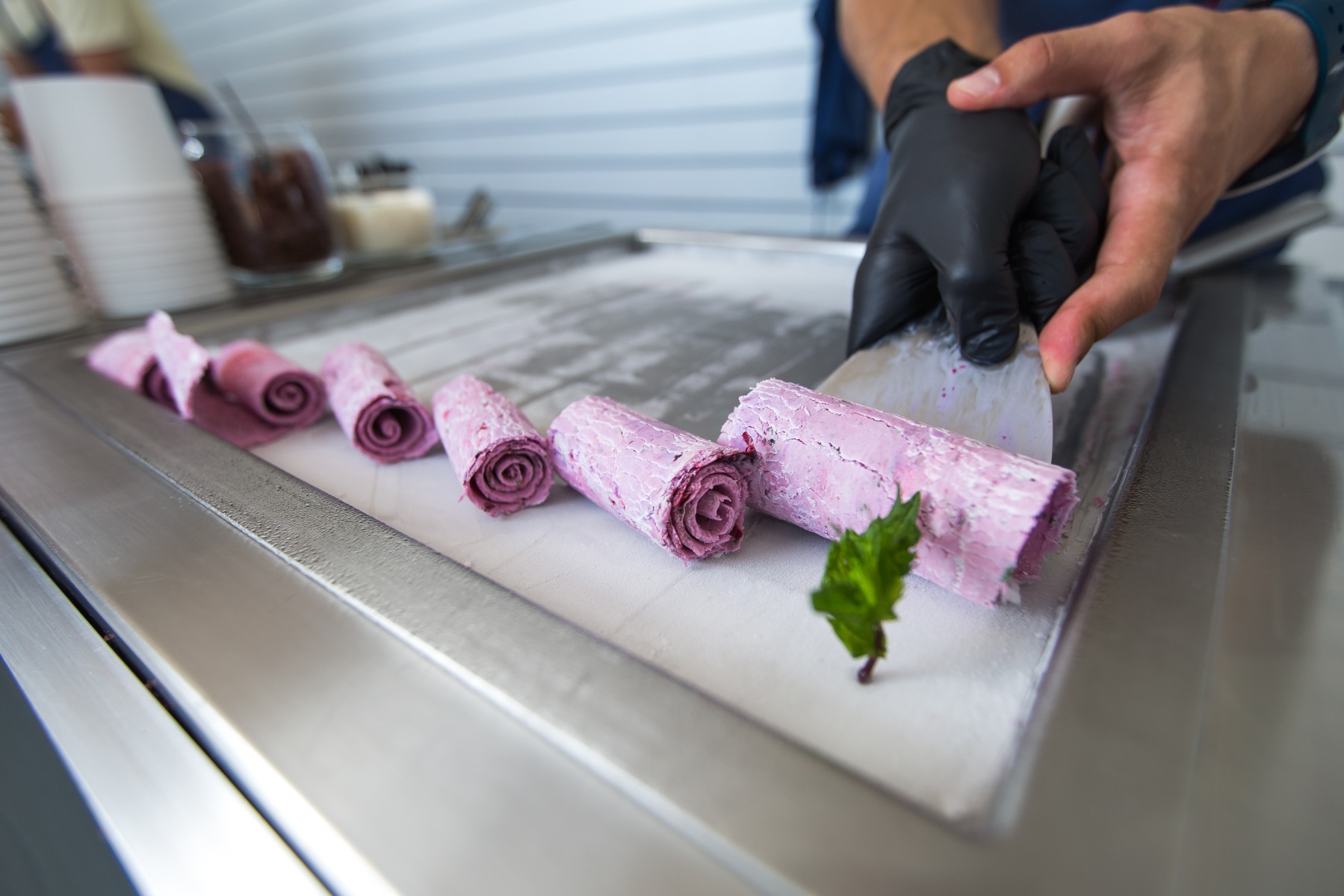 ijs-teppanyaki met opgerolde paarse ijsrollen