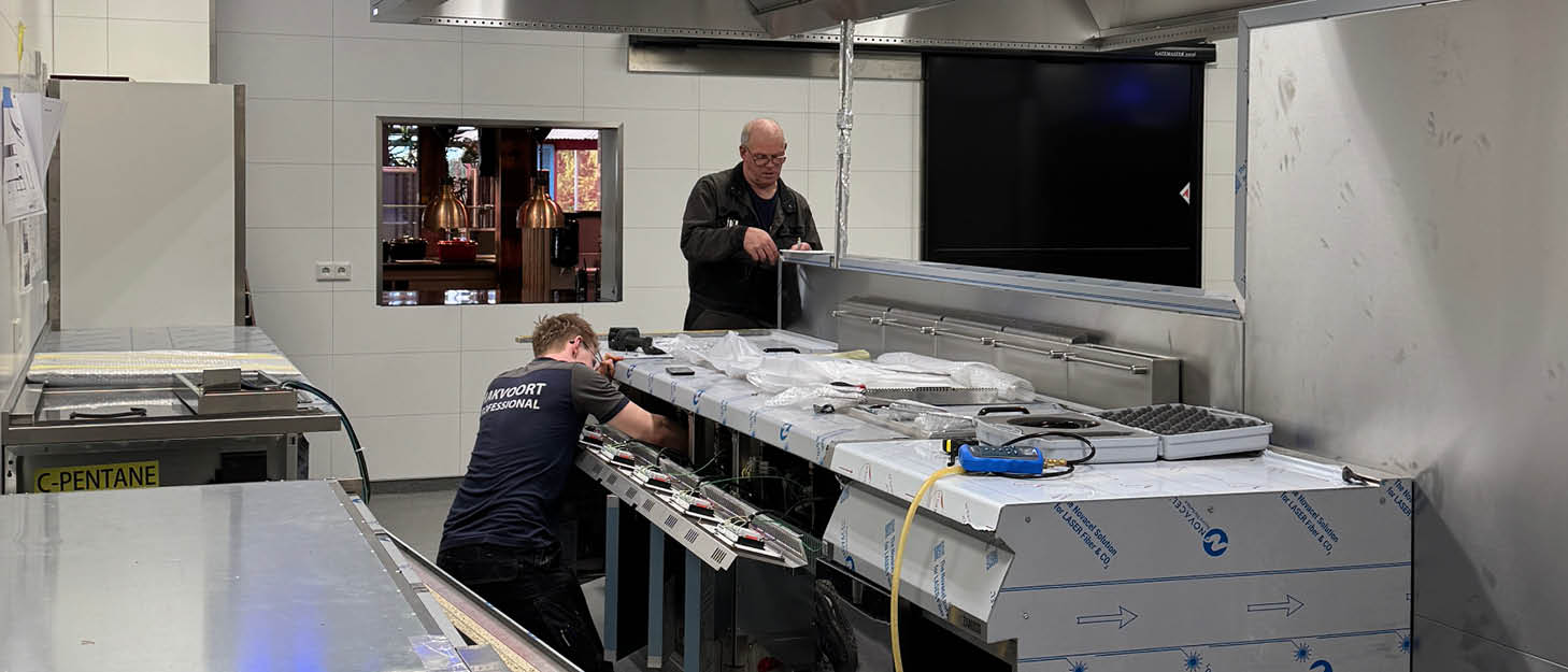 Installatiemonteur van Hakvoort Professional in een grootkeuken